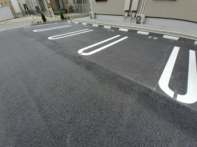 メゾン　ド　グレース　３の駐車場