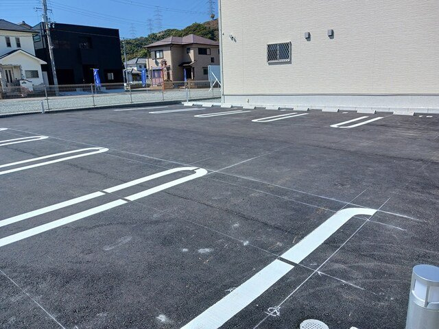 シャイニースカイの駐車場