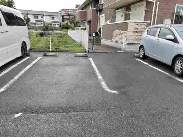 エクラタンＣの駐車場