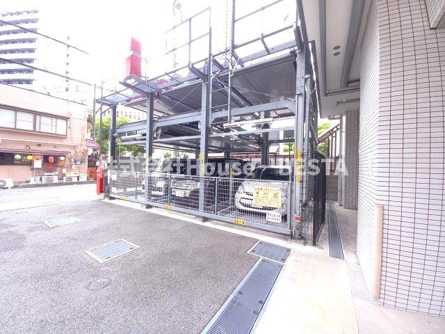 プレサンスKOBEグレンツの駐車場