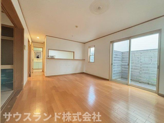 八王子市南陽台2丁目の居間・リビング|南向きの大きな窓から太陽の光がたっぷりと降り注ぐ、明るいリビングです！ご家族みんなで食卓を囲み、今日一日の出来事を楽しく話せる温かい空間。キッチンからの動線も良く、配膳や後片付けがスムーズです♪