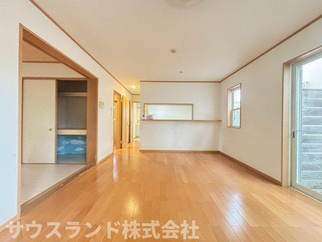 八王子市南陽台2丁目の居間・リビング|奥行きがあり広々としたリビングダイニングです！風通しも良く、爽やかな空気がお部屋全体を包み込みます。お友達を招いてお食事を楽しむのにもぴったりなゆとりがあり、毎日の生活がより一層楽しくなります☆