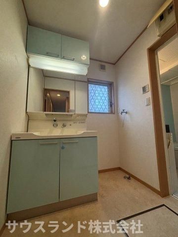八王子市南陽台2丁目の独立洗面台|キッチンとお揃いの爽やかなカラーがお洒落な独立洗面化粧台です！鏡の裏側はたっぷりの収納スペースになっており、洗面用具や化粧品もすっきり片付きます。洗面ボウルも広く、忙しい朝の身支度もスムーズです☆