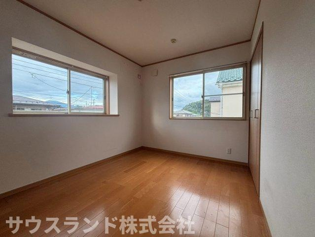 八王子市南陽台2丁目の洋室|二面採光で明るく風通しの良い洋室です！子供部屋としてはもちろん、テレワーク用の書斎や趣味のお部屋など多目的にご活用いただけます。シンプルな内装で、どんなインテリアもスッキリと馴染むお洒落な空間です☆