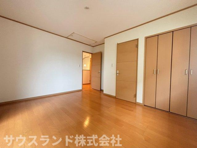 八王子市南陽台2丁目の洋室|壁面に大容量のクローゼットを備えた使い勝手の良いお部屋です！お洋服はもちろん、かさばる季節のお布団などもたっぷりと保管できます。家具の配置がしやすい間取りで、スッキリとした居住空間を作れます☆
