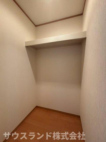 八王子市南陽台2丁目の収納|衣類をシワにならず綺麗に掛けられるパイプハンガー付きのクローゼットです！上部には枕棚もあり、季節外れの小物やバッグなども無駄なく片付けることができます。お部屋を広く使える頼もしい大容量の収納です♪
