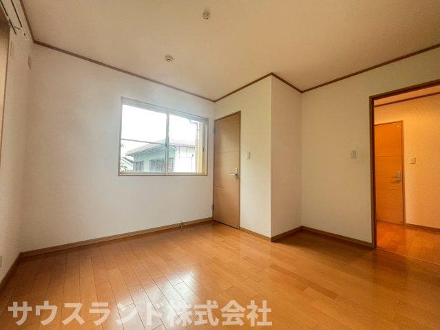 八王子市南陽台2丁目の洋室|柔らかな光が差し込む使い勝手の良い洋室です！ベッドや学習机を置いてもゆとりのある広さを確保しています。お子様の成長に合わせてレイアウトの変更もしやすく、長く快適にお使いいただける落ち着いた空間です☆