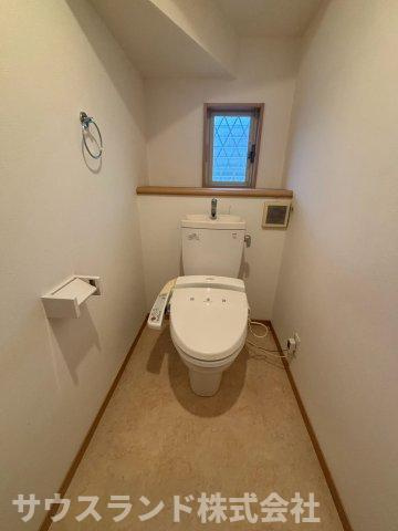 八王子市南陽台2丁目のトイレ|清潔感あふれるシンプルなデザインのトイレです！温水洗浄便座を備えており、一年を通して快適にお使いいただけます。換気用の小窓が付いているため、自然の光を取り入れながらいつでも爽やかな状態を保てます☆