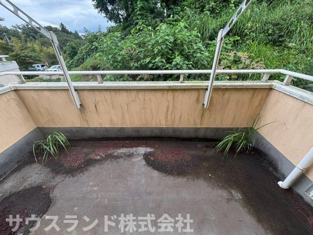 八王子市南陽台2丁目のバルコニー|陽当たりの良い広々としたバルコニーです！お洗濯物や大きなお布団もたっぷりと干すことができ、お日様の匂いがするふかふかの仕上がりに。豊かな緑を眺めながら、外の空気を吸ってリフレッシュできる空間です♪