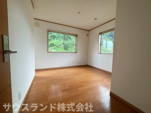 八王子市南陽台2丁目の洋室|お部屋の角に窓が配置され、明るく開放感のある洋室です！風通しも良く、爽やかな空気がお部屋全体を包み込みます。静かな環境で、毎日の快適な睡眠をしっかりとサポートしてくれる落ち着いたプライベート空間です♪