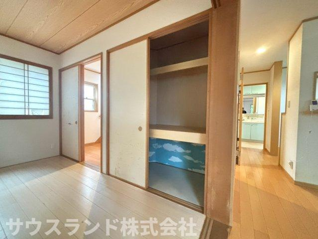 八王子市南陽台2丁目の収納|細かく仕切られた棚や引き出しが備え付けられた、大変便利なクローゼットです！衣類だけでなく、生活感の出やすい小物や日用品のストックなども整理整頓しやすく、いつでもスッキリとした居住空間を保てます♪