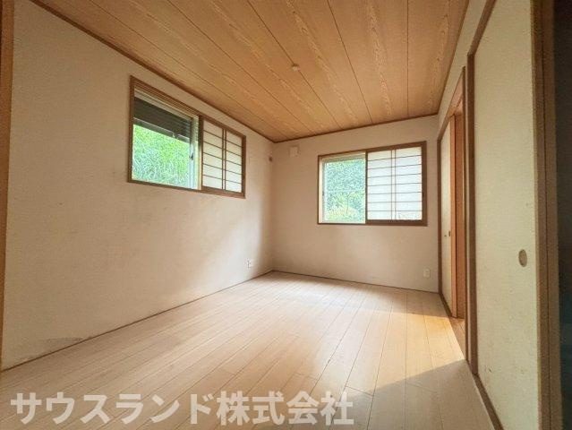 八王子市南陽台2丁目の洋室|木目の美しいフローリングがお部屋に温かみをもたらす、使い勝手の良い空間です！各居室への動線も良く、ご家族が自然と顔を合わせやすい設計。毎日を心地よく過ごせる、細部までこだわりが詰まった間取りです☆