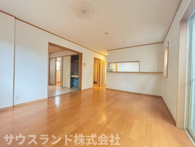 八王子市南陽台2丁目の居間・リビング|キッチンからリビング全体を見渡せる開放的な間取りです！お料理やお片付けをしながらでも、遊ぶお子様の様子をしっかりと見守ることができます。自然とコミュニケーションが深まり、ご家族の絆が深まる空間です♪