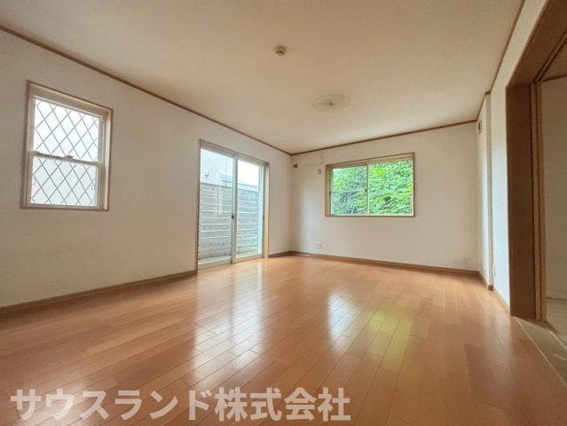 八王子市南陽台2丁目の居間・リビング|壁面が広く、お好みの家具をレイアウトしやすいリビングダイニングです！日中は照明がいらないほどの明るさで、毎日を元気いっぱいに過ごせます。ご家族でゆったりとくつろげる、快適な憩いの空間が広がります☆