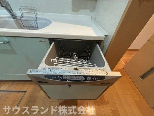 八王子市南陽台2丁目のキッチン|毎日の家事をしっかりサポートしてくれるビルトイン食器洗浄乾燥機付きです！食事の後片付けをお任せできるので、ご家族でゆっくり過ごす時間が増えます。手洗いに比べて節水効果も期待できて環境にも優しいです♪
