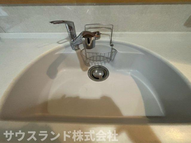 八王子市南陽台2丁目のキッチン|大きなフライパンや鍋も洗いやすい、ゆとりのあるワイドなシンクです！水はねの音が響きにくい仕様で、テレビの音やご家族との会話を邪魔しません。毎日のお片付けの負担を軽減してくれる嬉しいキッチン設備です♪