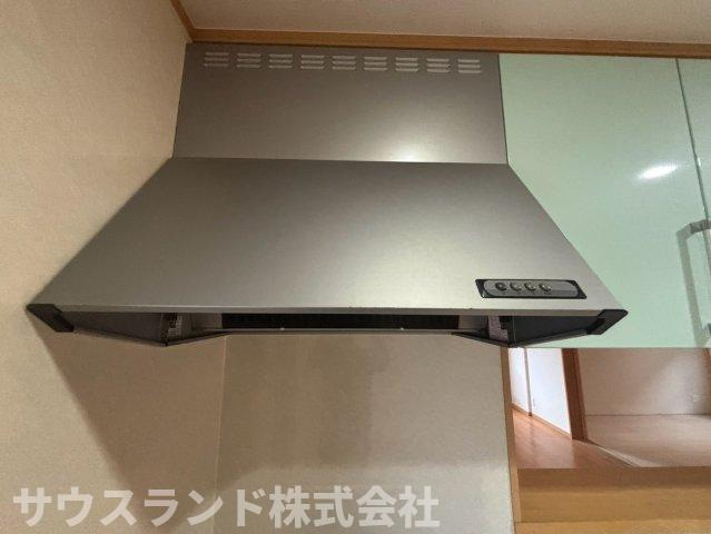 八王子市南陽台2丁目のキッチン|お手入れが簡単なレンジフードを備えたキッチンです！煙やニオイをしっかりと吸い込み、リビングに広がるのを防ぎます。フラットなデザインで拭き掃除もサッと済ませることができ、毎日の家事負担を軽減します☆