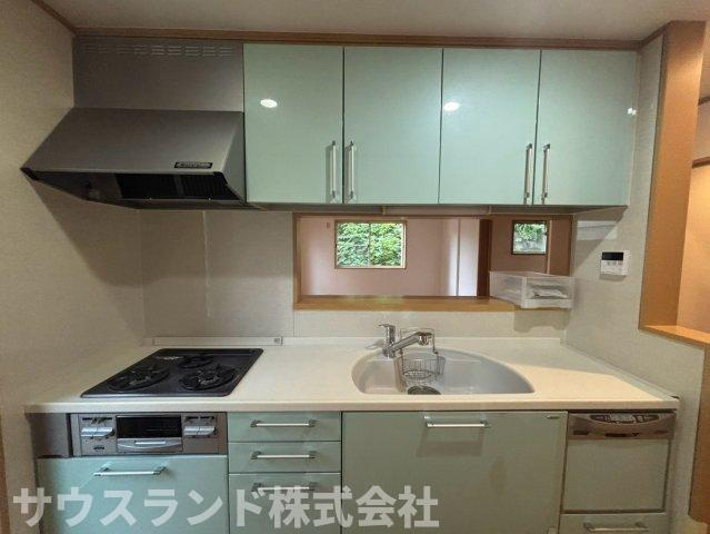 八王子市南陽台2丁目のキッチン|窓から明るい光が差し込む、広々としたキッチンスペースです！ご夫婦やお子様と一緒にお料理を楽しむのにぴったりのゆとりがあります。背面に冷蔵庫やカップボードを置いても動線が広く、すれ違いもスムーズです♪