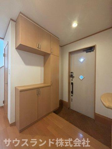 八王子市南陽台2丁目の玄関|窓から明るい光が差し込む、広々としたキッチンスペースです！ご夫婦やお子様と一緒にお料理を楽しむのにぴったりのゆとりがあります。背面に冷蔵庫やカップボードを置いても動線が広く、すれ違いもスムーズです♪