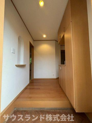 八王子市南陽台2丁目の玄関|奥行きがあり、帰宅したご家族を優しく迎えてくれる玄関ホールです！木の温もりを感じるフローリングが心地よく、安心感を与えてくれます。廊下にも収納があり、お出かけ用のコートや小物もすっきり片付きます☆