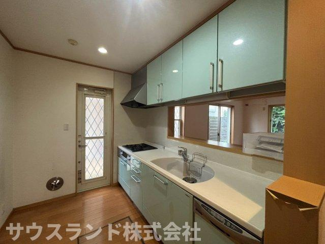 八王子市南陽台2丁目のキッチン|勝手口を備えた便利なキッチンです！ゴミ出しの際やお買い物帰りの荷物の運び入れなど、外への出入りがスムーズに行えて毎日の家事がぐっと楽になります。風通しも良く、いつでも爽やかなキッチンを保てます☆