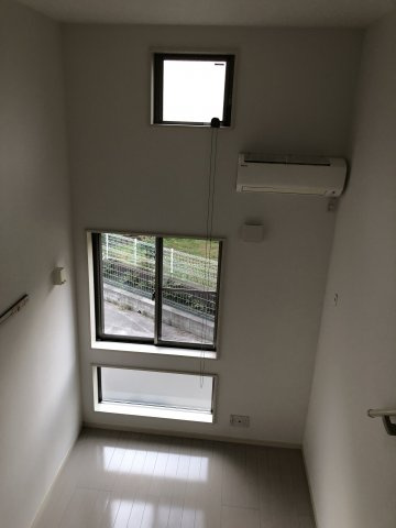 川崎市多摩区西生田３丁目のアパートの居間・リビング