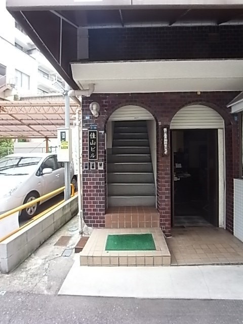 佳山ビルのエントランス