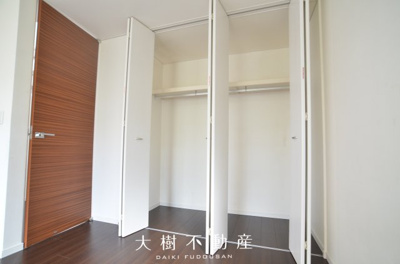 【洋室】 | 海老名市門沢橋4丁目　中古戸建て【仲介手数料無料】 | 1階　洋室1（8.5帖）クローゼット
