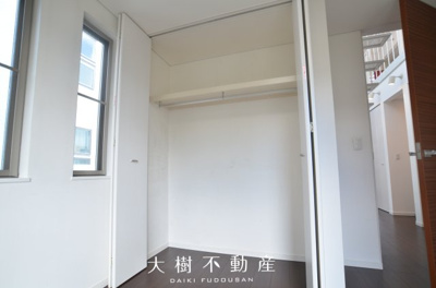 【洋室】 | 海老名市門沢橋4丁目　中古戸建て【仲介手数料無料】 | 1階　洋室2（6.3帖）クローゼット