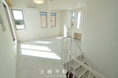 【居間・リビング】 | 海老名市門沢橋4丁目　中古戸建て【仲介手数料無料】