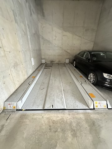レジディア西天満（旧リヴァージュ西天満）の駐車場