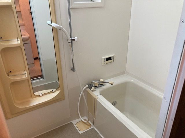 松本戸建の浴室