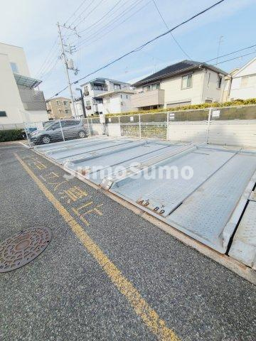 URサンラフレ鳴尾北　13号棟の駐車場