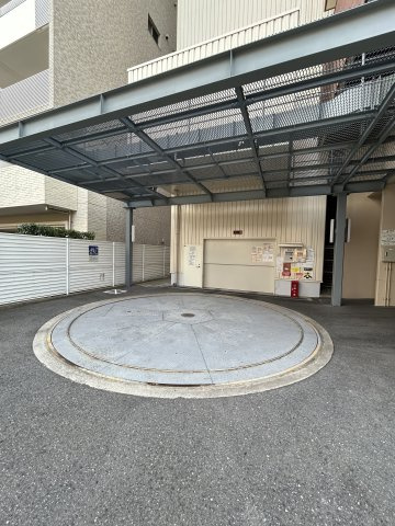カスタリアタワー長堀橋の駐車場