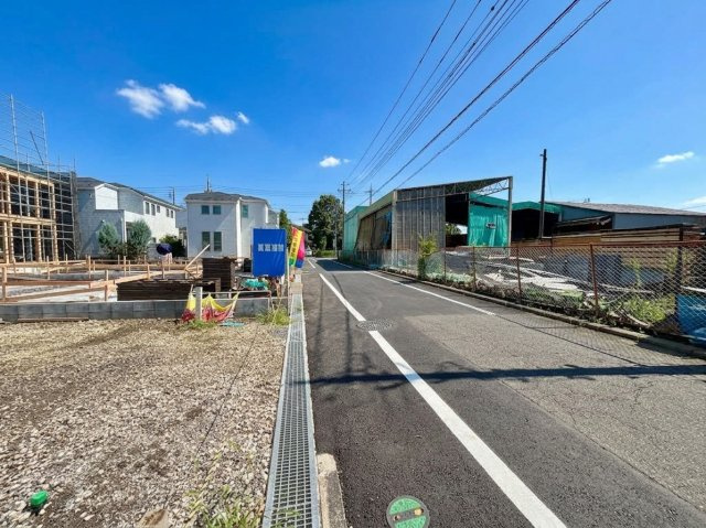 羽村市小作台５丁目の新築一戸建の前面道路含む現地写真|6mの幅員がありますので、運転の苦手な方も安心して駐車できます。