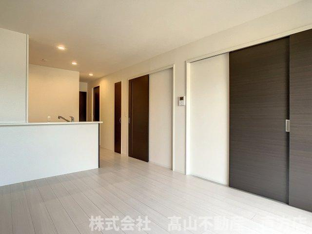 直方市大字感田のアパートの居間・リビング