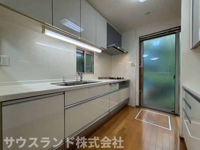 八王子市元八王子町一丁目のキッチン|広々としたキッチンなのでお子様と2人並んでお料理が楽しめます。