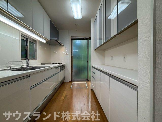 八王子市元八王子町一丁目のキッチン|キッチン背面にキッチンと同色の面材を使用したカップボードを設置し収納力と統一感を高めています。散らかりがちなキッチン周りをスッキリまとめられます。