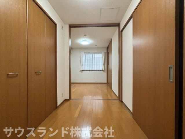八王子市元八王子町一丁目の洋室|シンプルな内装でお部屋自体のデザインの主張が少ないため、どんな使い方をしても違和感がなく、ライフスタイルの変化にも対応しやすいです。