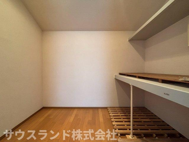 八王子市元八王子町一丁目の収納|収納部屋としての使用はもちろん、書斎やお子様の勉強部屋など、集中するお部屋としてもおすすめです。