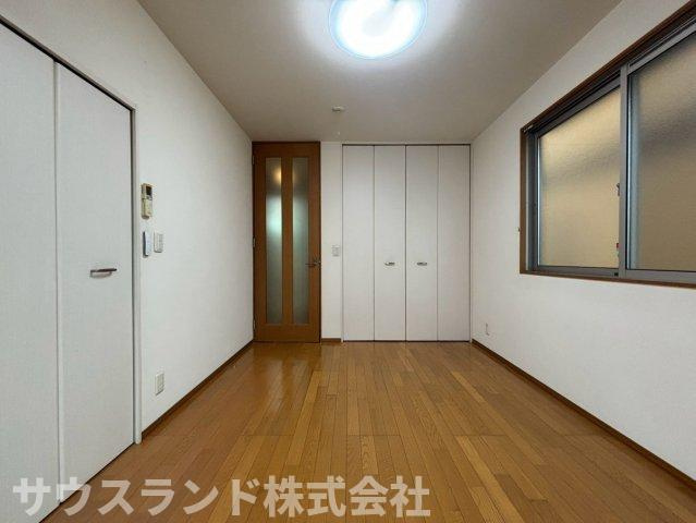 八王子市元八王子町一丁目の洋室|収納スペースがあり、使い勝手が良いお部屋です。寝室やお子様のお部屋など、使い方も自由自在です。