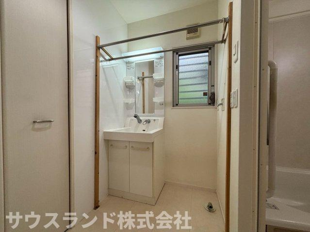八王子市元八王子町一丁目の独立洗面台|洗濯機置き場には窓が付いてるので換気や湿気対策にも便利です。