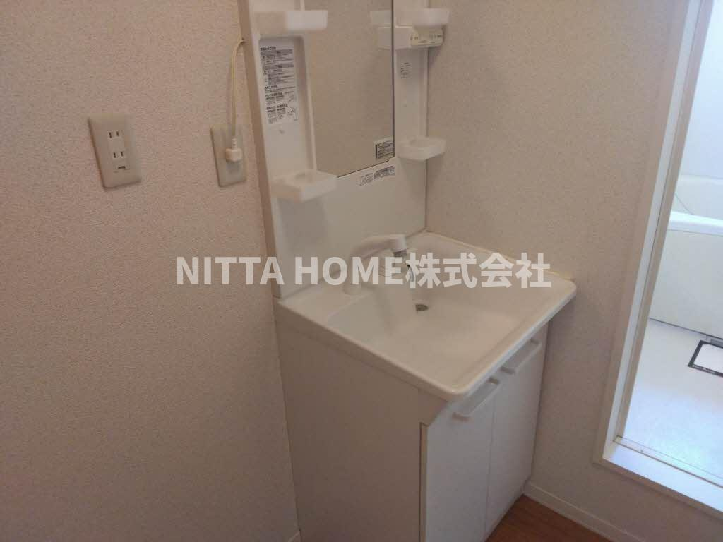 エストヴィルⅡの洗面所|シャワー付きの洗面台朝の準備も楽々です♪