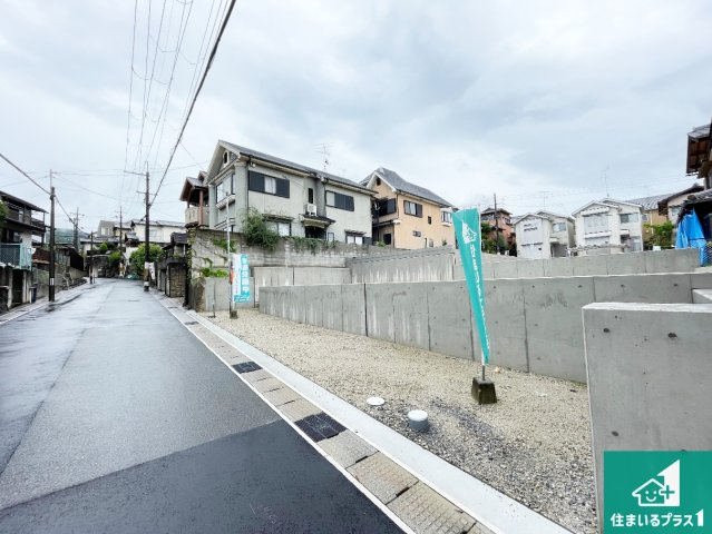 宇治市木幡御蔵山　第2期　新築一戸建ての前面道路含む現地写真|周辺は落ち着いた街並みの住宅地！子育てがしやすい住環境です！まだ未完成ですが、現地でしかわからない事もございます。是非一度ご覧ください。
