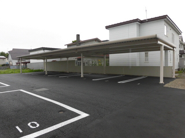 アベニール白樺の駐車場