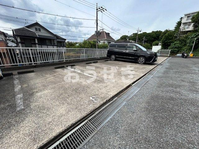 ヴァンヴェール鶴見壱番館の駐車場