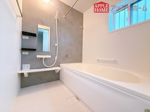 [新築住宅] 坂戸市片柳 3期 全3区画の浴室|窓付きのバスルームは、採光もあり明るく気持ちの良い空間です。窓があることで、換気環境も良好。掃除もスムーズに出来ます♪