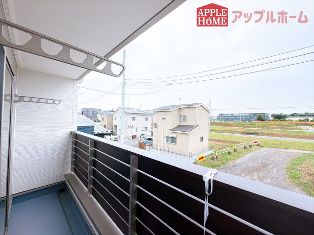 [新築住宅] 坂戸市片柳 3期 全3区画のバルコニー|家族分の洗濯物もしっかり干せます。日当たりも良く、毎日のお洗濯が楽しくなりそう♪お布団は手軽に干せていつもポカポカに☆