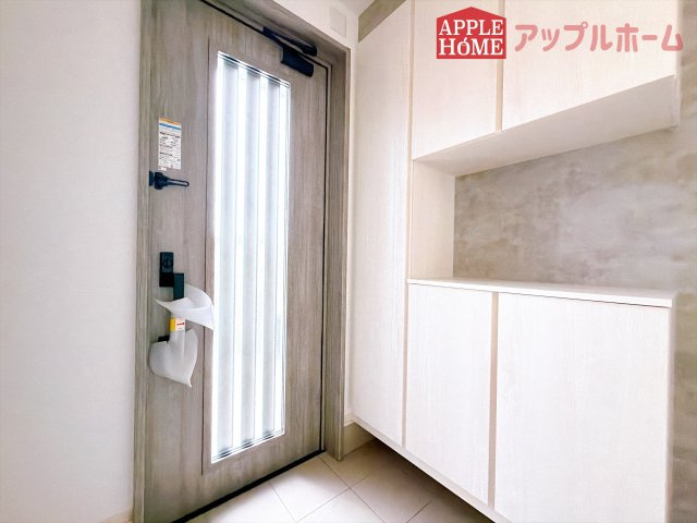 [新築住宅] 坂戸市片柳 3期 全3区画の玄関|上下棚にたっぷり靴を収納できます。「ただいま」と玄関を開けた瞬間から、奥に広がる空間を明るい室内を感じられますね♪