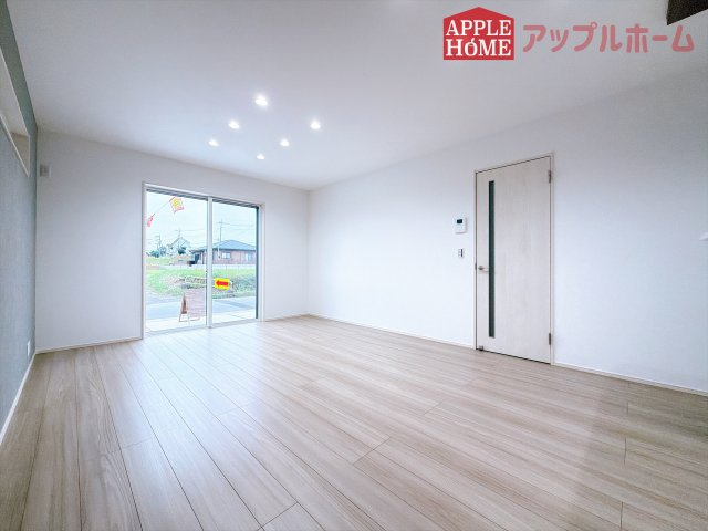 [新築住宅] 坂戸市片柳 3期 全3区画の居間・リビング|窓から差し込む光で家族を温かく包み込みます。明るいリビングで子育てする喜びを☆いつでも見学可能です！